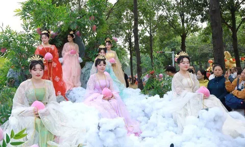 Độc đáo Lễ rước kiệu Bà ở TP HCM thu hút hàng vạn người