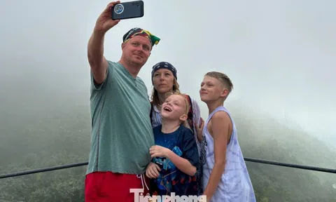 Du khách thích thú check-in Hải Vân Quan trong sương mù