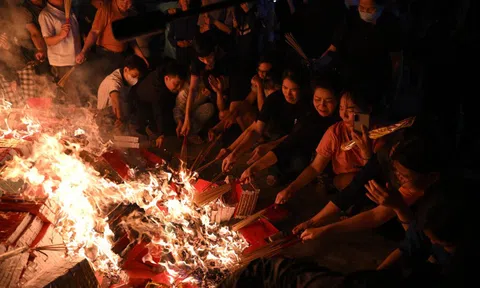 Hà Nội: Cả trăm người lao vào "xin lửa" mang về nhà trong đêm khuya