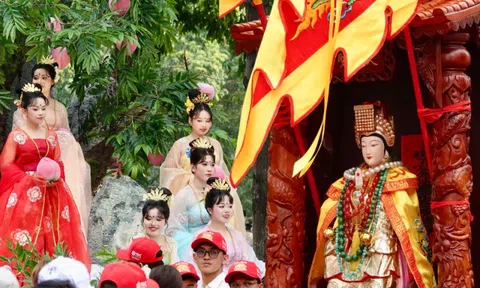 "Tiên đồng Ngọc nữ" xuất hiện giữa phố chiều mùng 9: Điều gì khiến hàng nghìn người đứng kín đường ở Bình Dương?