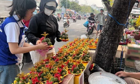 Lạ lùng những phiên chợ "không giống ai" ở TP HCM