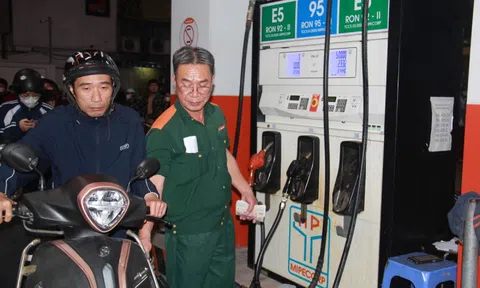 Giá xăng dầu đồng loạt tăng dựng đứng, cao nhất 8.490 đồng/lít