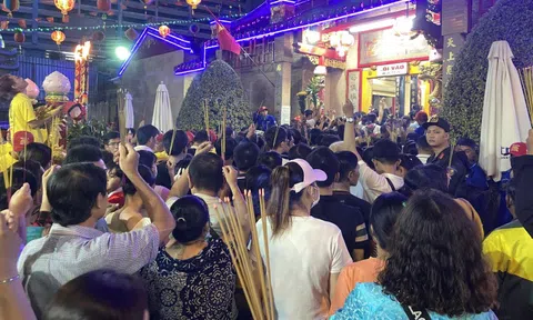 Cảnh tượng khó tin lúc nửa đêm ở Miếu Bà Thiên Hậu: Biển người chen chật kín vì một thứ trong lư hương