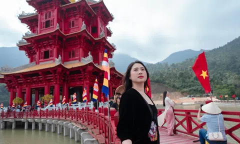 Tòa tháp đỏ rực, lung linh về đêm, cách Hà Nội 140km gây sốt mạng xã hội