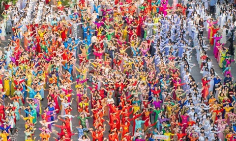 3.000 người đồng diễn áo dài trên phố đi bộ Nguyễn Huệ ngày 8/3