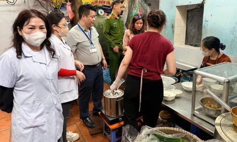 Quán bún riêu bị du khách Trung Quốc chê mất vệ sinh bị kiểm tra vi phạm vệ sinh an toàn thực phẩm