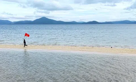 Tận thấy con đường giữa biển "độc nhất vô nhị" ở Việt Nam