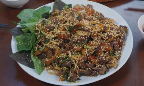 Khách Tây thử món thịt chuột "khổng lồ" ở Hà Nội, khen ngon nhất từng ăn