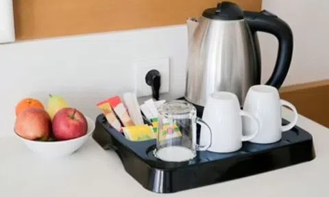 Vì sao nên kiểm tra ấm đun nước, máy pha cà phê ngay khi nhận phòng khách sạn?