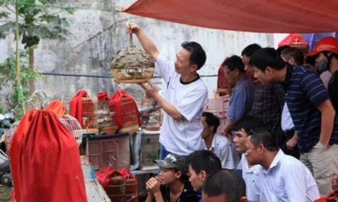 Ở Hà Nội có phiên chợ bán thứ nghe tên ngượng đỏ mặt, khách chủ yếu là đàn ông, có người chỉ đến ngắm chứ không mua