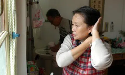 Hai người hàng xóm cùng tiết kiệm: Một người để dưỡng già, một người dồn cho con và cái kết khiến ai cũng phải nghĩ lại