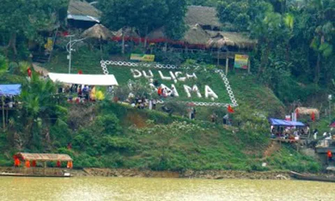 Du khách đến ngôi làng người Thái bên sông Chu hái rau rừng, bắt cá dưới suối