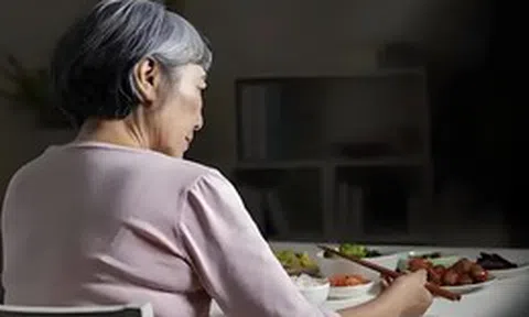 57 tuổi sống chung với bạn trai, mỗi tháng trả 3,5 triệu tiền sinh hoạt: Tôi nhận ra mình đang “trả tiền để làm giúp việc”