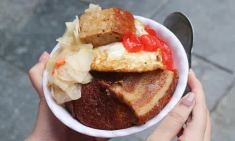 Quán xôi nằm sâu trong ngõ nhỏ Hà Nội, khách nườm nượp, bán hơn 2 tiếng hết veo