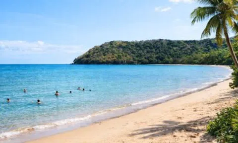 Ở Việt Nam có bãi tắm lọt top “đẹp nhất thế giới”, ngắm máy bay ngay trên đỉnh đầu, gắn liền với huyền tích kỳ bí