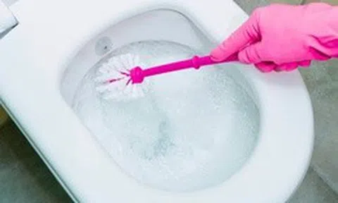 Loại nước giúp giữ bồn cầu sạch bóng mà không cần dùng thuốc tẩy độc hại