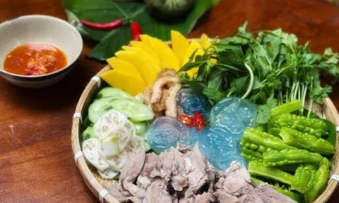 Đặc sản xứ Huế có màu xanh biếc như ngọc, được mệnh danh "mỹ vị mùa hè" cả năm chỉ có một lần, ai cũng tranh mua