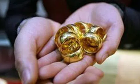 Chê gửi tiết kiệm, dồn tiền mua vàng lúc gần 190 triệu/lượng: “Tôi ôm 3 cây vàng rồi thấp thỏm từng ngày”