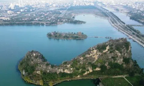 Ngọn núi hình cá voi nằm giữa hồ nước xanh như ngọc ở Ninh Bình hút du khách