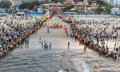 Hàng nghìn người đổ về bờ biển TPHCM từ rạng sáng xem rước Long Vị