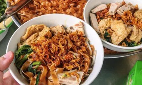 Ở Hà Nội có 5 quán ngon dành cho “tín đồ” món trộn, bún miến bánh đa đủ cả, khách xếp hàng kín vỉa hè chờ ăn