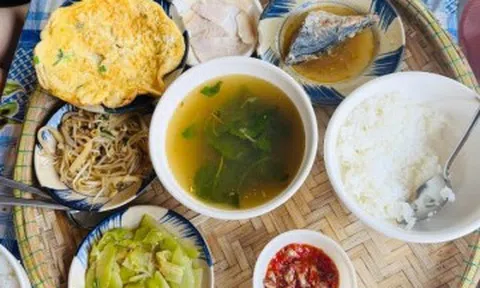 Du khách ngỡ ngàng với mâm cơm 7 món giá 45 nghìn ở Huế, có món đặc sản lạ ngon