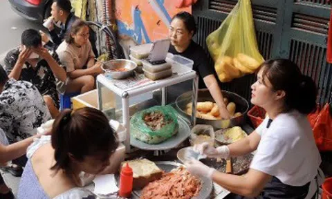 Quán bánh mì 47 năm "bảo thủ" ở phố cổ Hà Nội, khách xếp hàng chờ mua