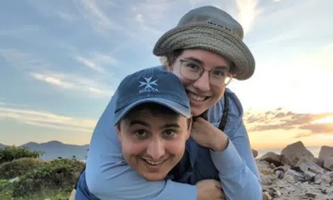 Đến Việt Nam 1 năm, cặp đôi Anh - Canada quyết định ở lại vì quá hạnh phúc