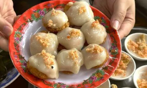4 món bánh đặc sản tên lạ, giá siêu rẻ, khách ăn chục chiếc chưa chán ở Huế