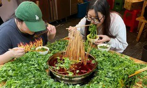 Bức ảnh bữa ăn "nặng mùi" nhất cõi mạng hôm nay: Người khen nức nở, kẻ chê bai "chỉ là trò làm màu lãng phí thức ăn"!