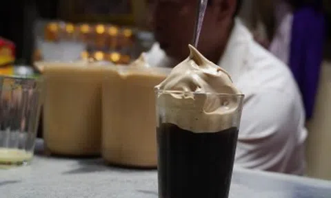 Quán cà phê 30 năm ở chợ xứ Nghệ hút khách với lớp bọt "lạ", ngày bán trăm cốc