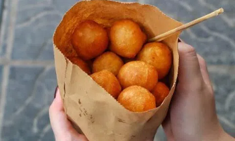 Quán Hà Nội rộng 2m2, mỗi ngày bán nghìn chiếc bánh rán "siêu nhỏ, siêu rẻ"