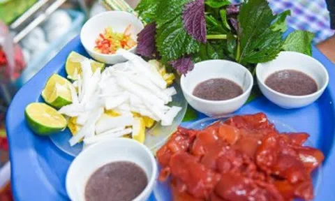 Món ăn "hạ hỏa" ngày nắng nóng ở Hà Nội, hương vị gây tranh cãi vẫn hút khách