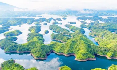 Hồ nước nào được mệnh danh “Vịnh Hạ Long” giữa đại ngàn, có vẻ đẹp mê đắm du khách, đến rồi chẳng muốn rời đi?
