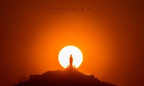 Khoảnh khắc hiếm có: Mặt trời "ôm trọn" tượng Phật Bà trên núi Bà Đen