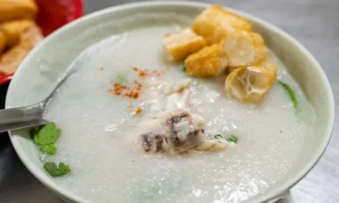 Quán cháo cá trong ngõ nổi tiếng ở Hà Nội, gần 30 năm bán xuyên đêm