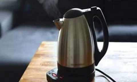 Cảnh báo đến các gia đình đang đun nước bằng ấm điện