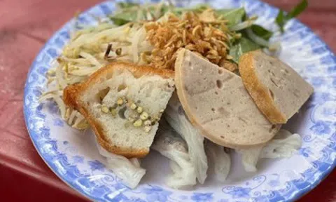 Khách Hàn lần đầu thử một món ở vỉa hè TPHCM, khen đáng dậy sớm để ăn