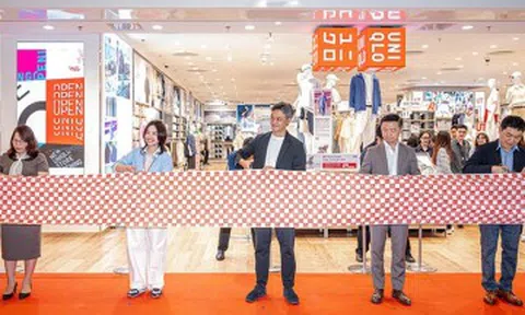 UNIQLO Hanoi Centre chính thức khai trương sáng ngày 27.03, chào đón hàng trăm khách hàng đến tham quan, mua sắm