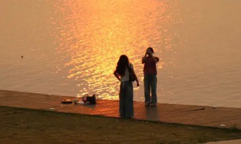 Nắng nóng gay gắt, người dân tìm đến bờ sông Hương giải nhiệt, "săn" hoàng hôn