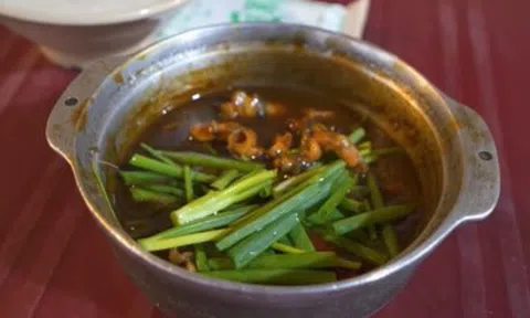 Khách Tây thử món "bốc lửa" ở TPHCM, khen vị giống thịt gà nhưng ngon hơn