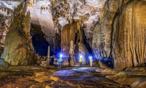 Bên trong quần thể hang động triệu năm với sông ngầm, nhũ đá kỳ ảo ở Quảng Trị