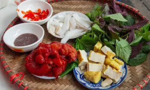 Món ăn đỏ au cực hot đầu Hè được thực khách Hà Nội yêu thích, ăn vào sần sật, man mát ví như "sashimi bản Việt"