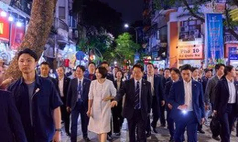 Chia sẻ gây sốt trên Instagram của Tổng thống Hàn Quốc sau chuyến dạo bộ Hồ Gươm: "Buổi tối Hà Nội thực sự rất đẹp"