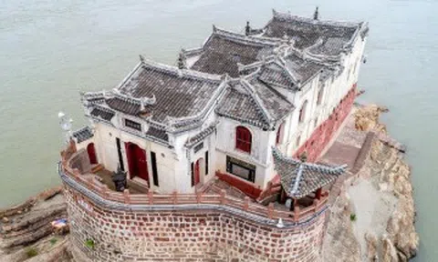 Bí ẩn ngôi chùa hơn 700 năm giữa sông Trường Giang, lặng lẽ ẩn hiện theo mùa nước