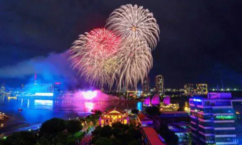 Những điểm xem pháo hoa độc đáo du khách cần biết khi đến TP.HCM chơi lễ 30/4