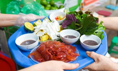 Khách Tây thử món mát lạnh, giòn sần sật ở vỉa hè Hà Nội, khen ngon khó tin