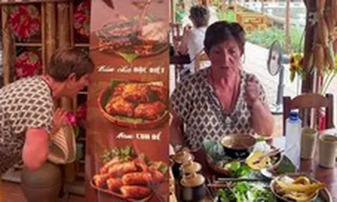 Nữ du khách Pháp lạy chủ quán sau khi ăn được món quá ngon ở Hà Nội