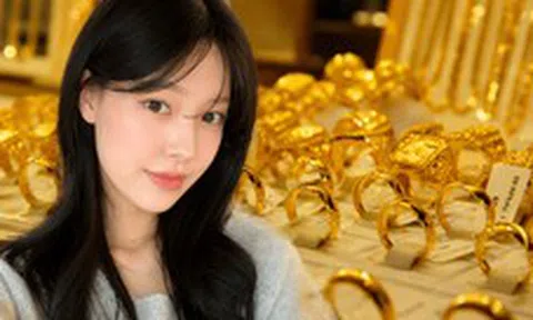 Nhiều người trẻ mua vàng dù "không hiểu lắm nhưng vẫn thấy phải mua"
