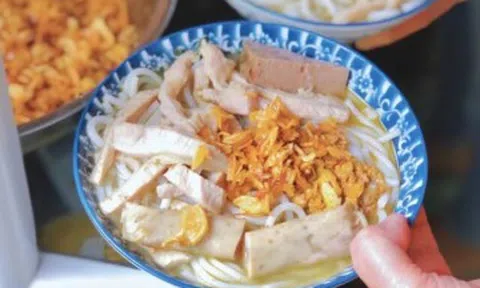 Món bún đặc sản chỉ có ở Hà Nội, gọi đến đâu ăn đến đấy, quán nào cũng kín chỗ, bán vài tiếng là hết